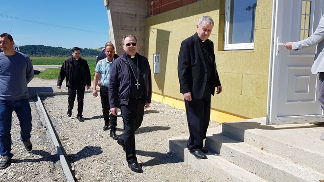 Biskup Radoš posjetio multifunkcionalni Centar u izgradnji u romskom naselju u župi Petrijanec